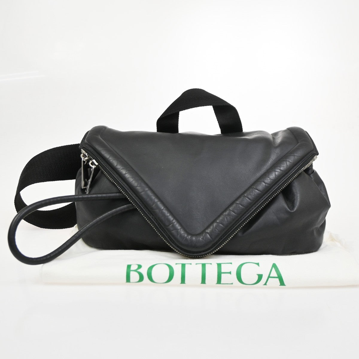 BOTTEGA VENETA Logo Beak Belt Waist Bag Leather Black SHW Italy 50RL603