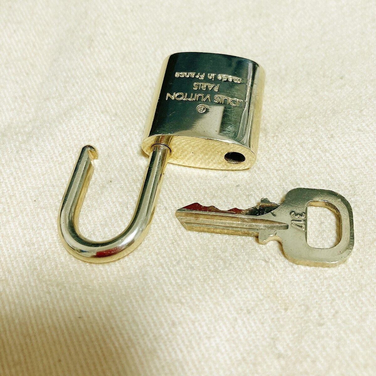 LOUIS VUITTON LV 10 SET PADLOCK KEY BAG CHARM CADENA GOLD PLATED FRANCE 62PDA084