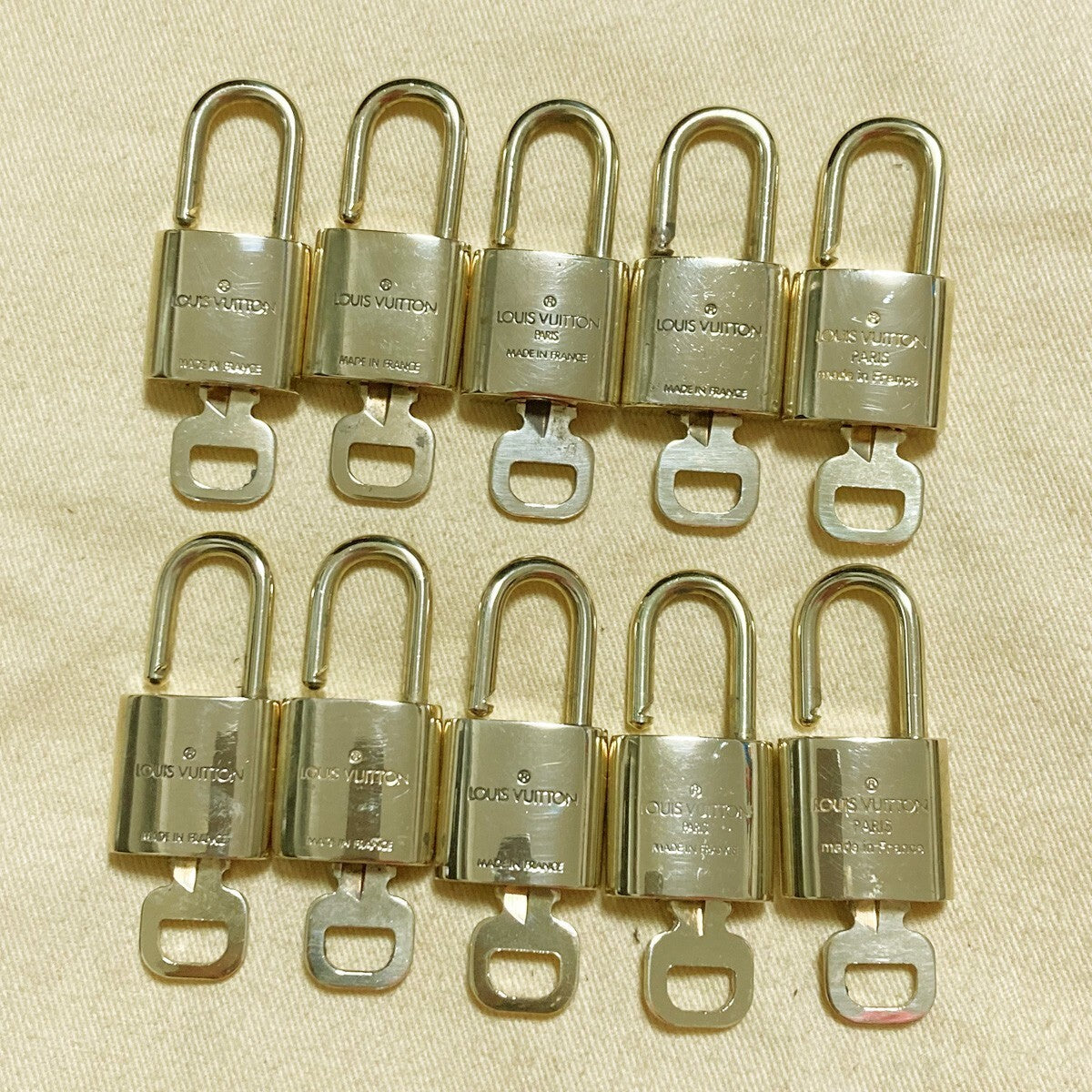 LOUIS VUITTON LV 10 SET PADLOCK KEY CHARM CADENA GOLD-PLATED FRANCE 65PDA217