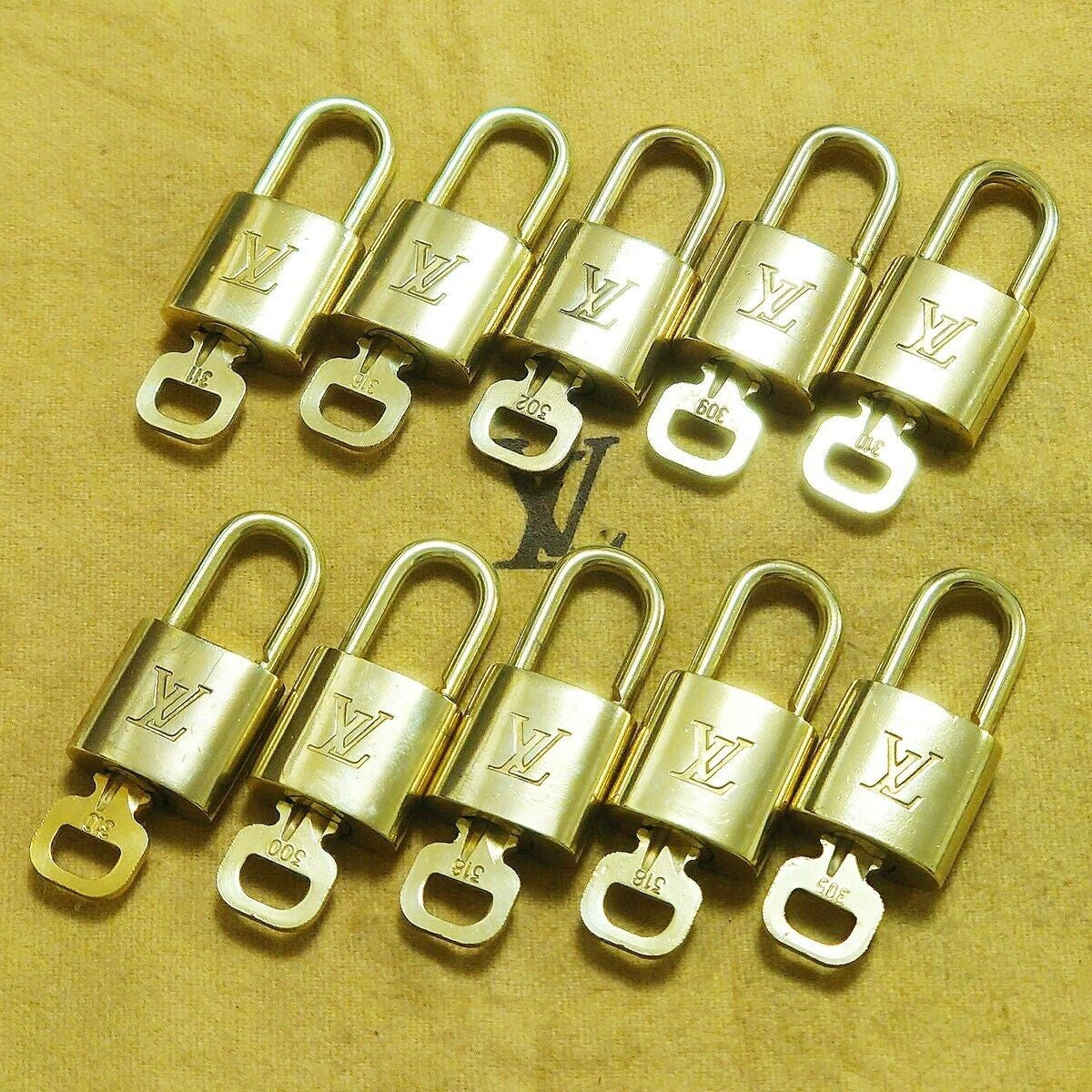 LOUIS VUITTON LV 10 SET PADLOCK KEY BAG CHARM CADENA GOLD PLATED FRANCE 35HA088