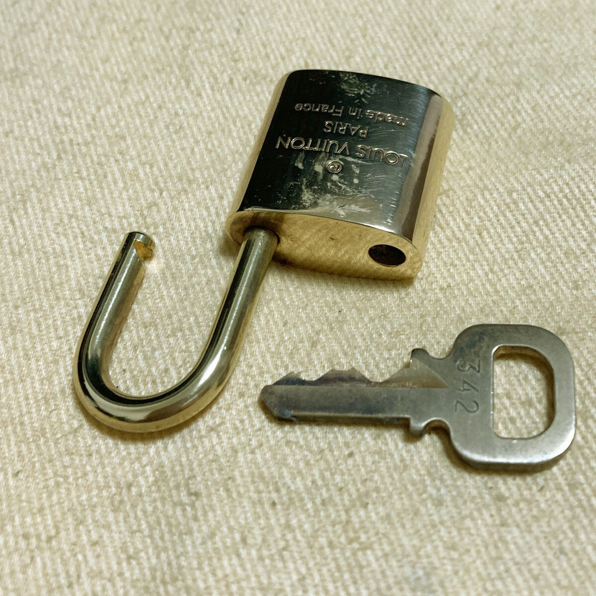 LOUIS VUITTON LV 10 SET PADLOCK KEY CHARM CADENA GOLD-PLATED FRANCE 62PDA242