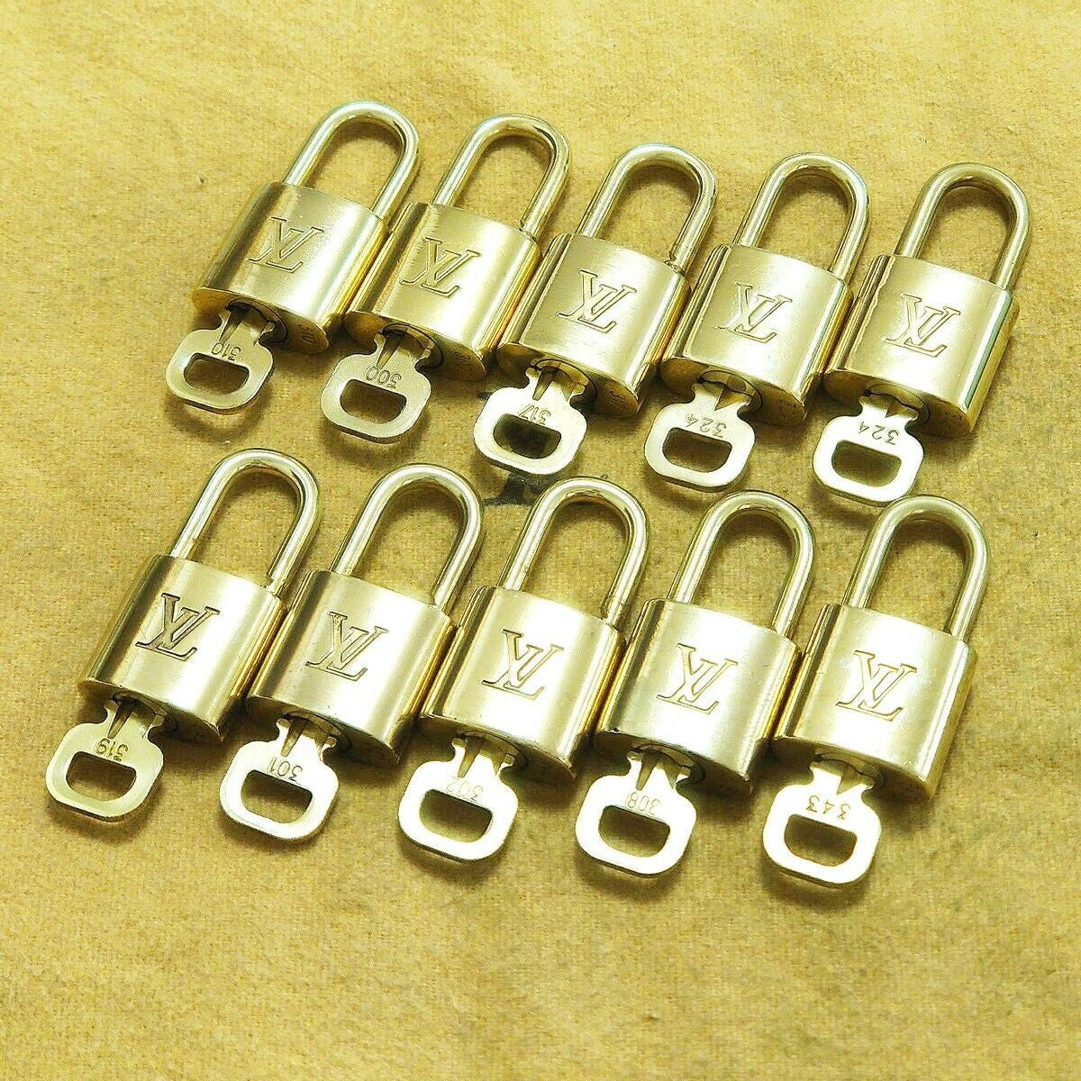 LOUIS VUITTON LV 10 SET PADLOCK KEY BAG CHARM CADENA GOLD PLATED FRANCE 31HA100