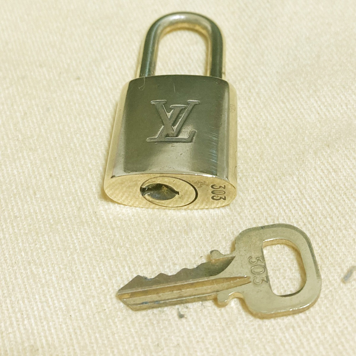 LOUIS VUITTON LV 10 SET PADLOCK KEY CHARM CADENA GOLD-PLATED FRANCE 06PDA287