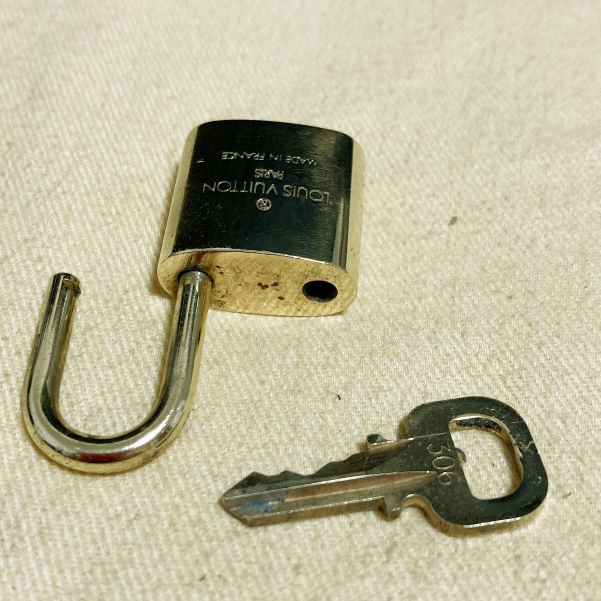 LOUIS VUITTON LV 10 SET PADLOCK KEY CHARM CADENA GOLD-PLATED FRANCE 37PDA224