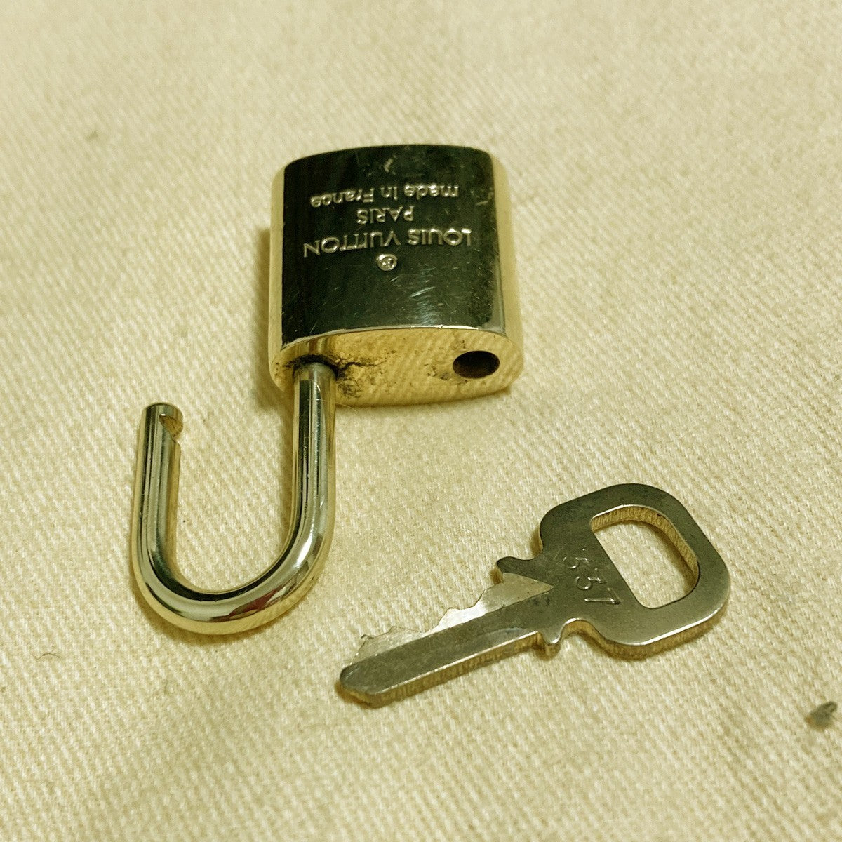 LOUIS VUITTON LV 10 SET PADLOCK KEY CHARM CADENA GOLD-PLATED FRANCE 37PDA300