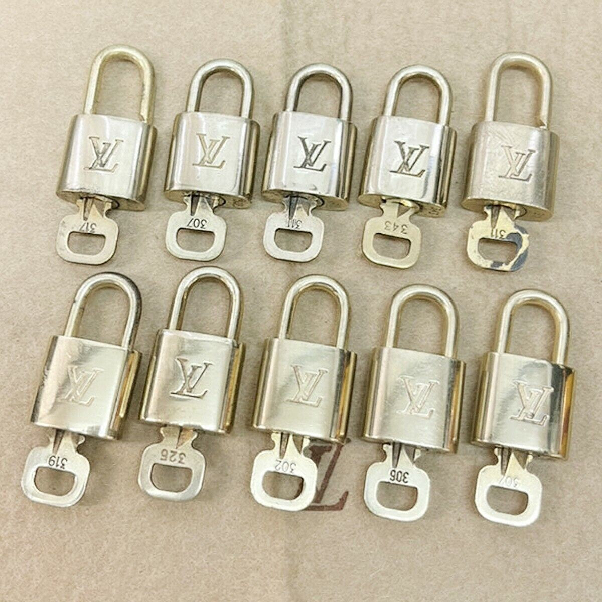 LOUIS VUITTON LV 10 SET PADLOCK KEY BAG CHARM CADENA GOLD PLATED FRANCE 35JF645