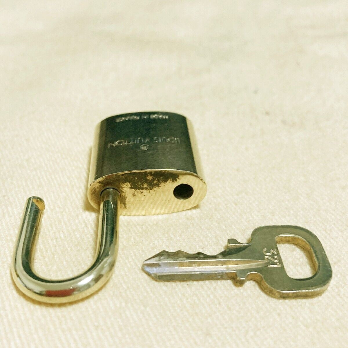 LOUIS VUITTON LV 10 SET PADLOCK CADENA KEY BAG CHARM GOLD PLATED FRANCE 31PDA127