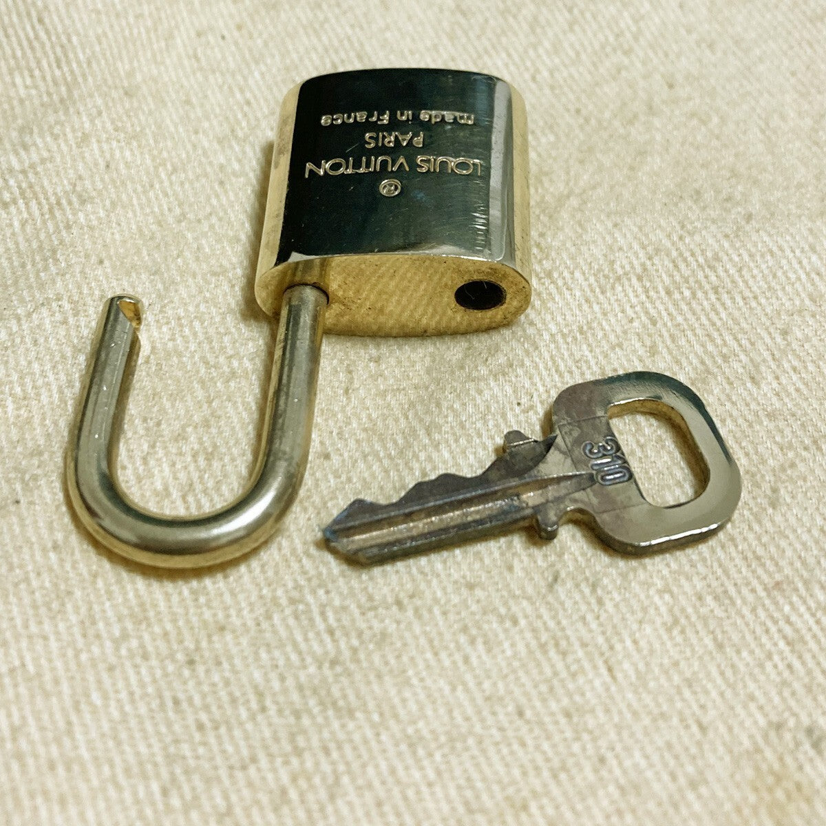 LOUIS VUITTON LV 10 SET PADLOCK KEY CHARM CADENA GOLD-PLATED FRANCE 31PDA169