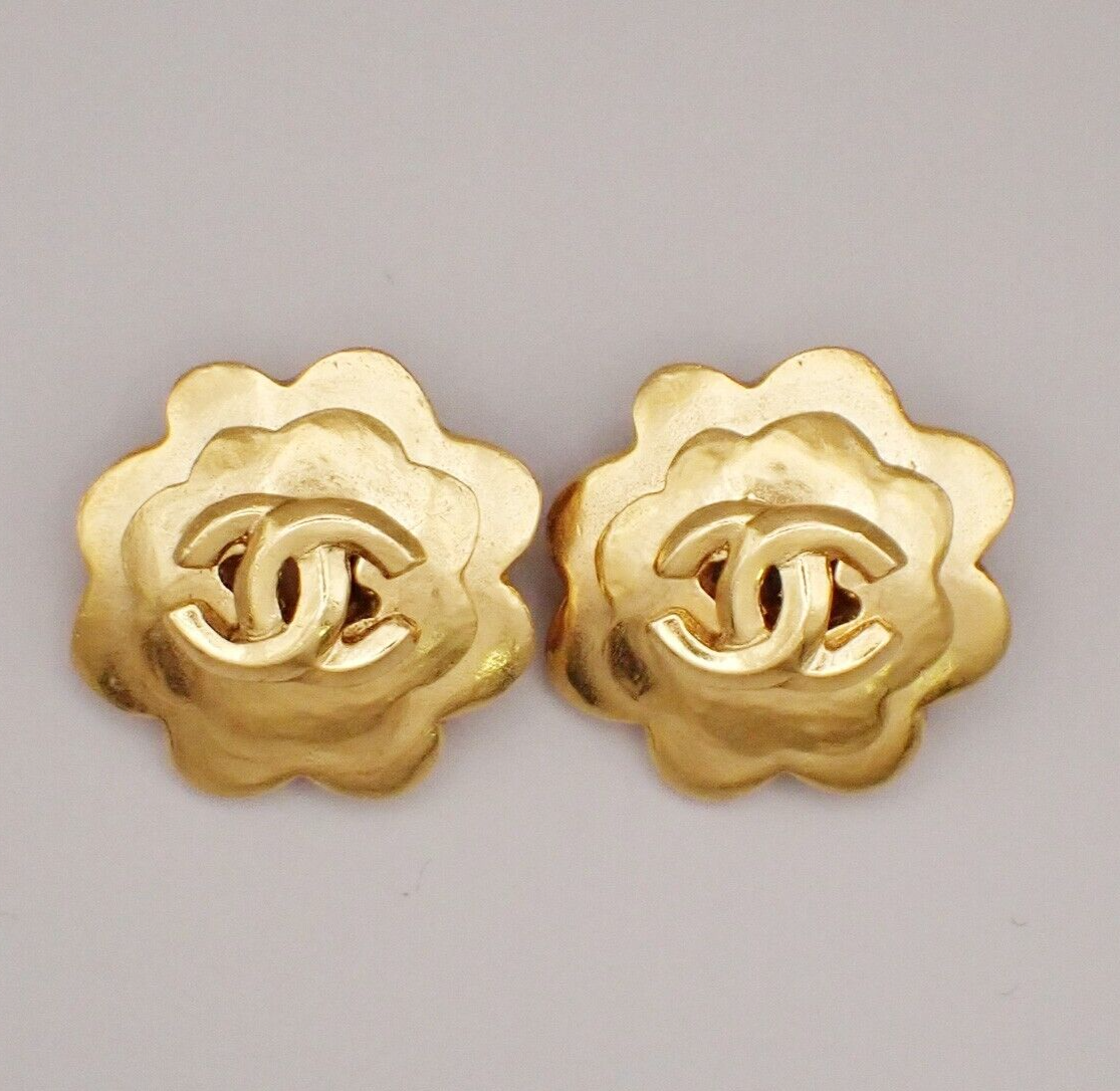 CHANEL CC Logo Flower Button Earrings 96P Clip-On Gold France Vintage 34RK708