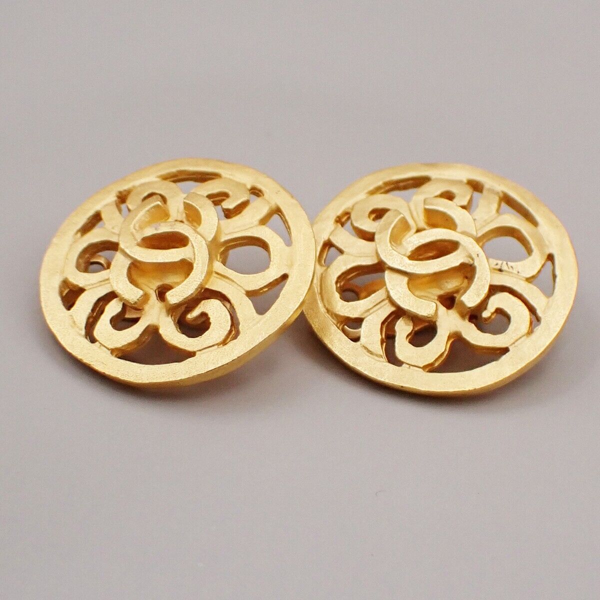 CHANEL CC Logo Round Earrings 95P Clip-On Gold GHW France Vintage 83RK700
