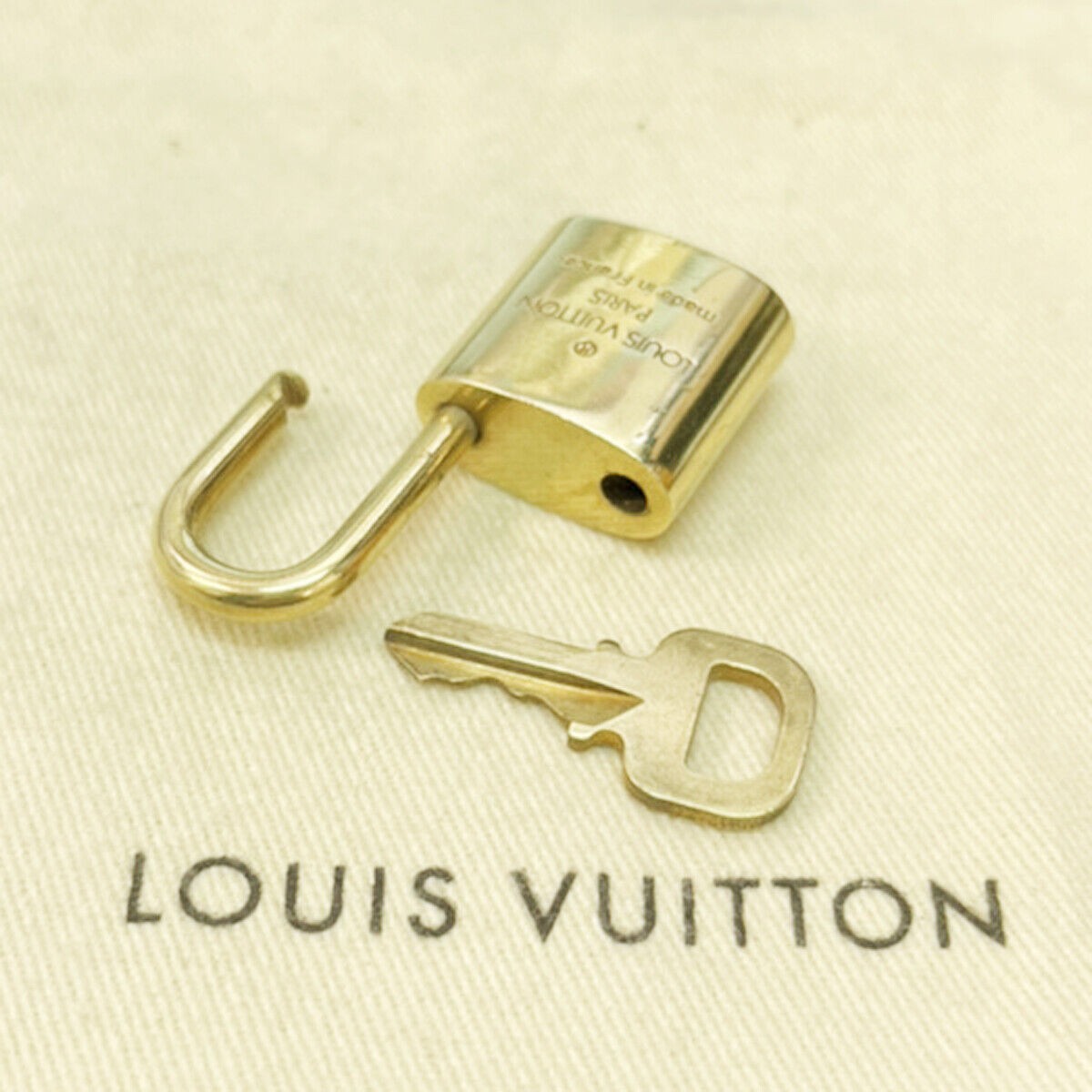 LOUIS VUITTON LV 10 SET PADLOCK KEY CHARM CADENA GOLD-PLATED FRANCE 35JF455