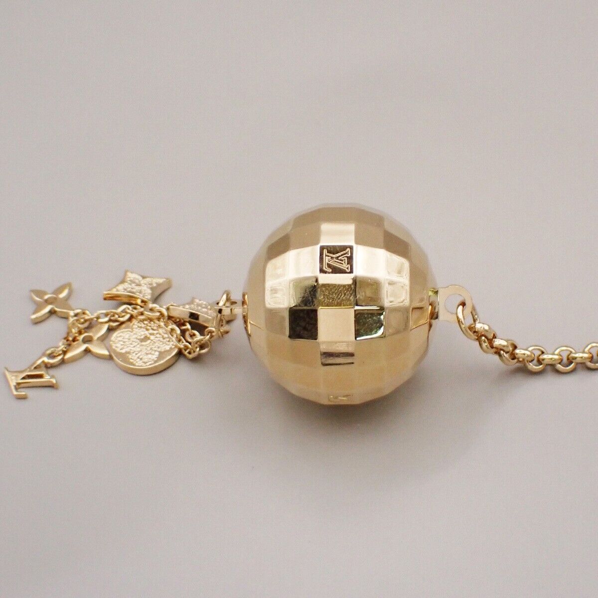 LOUIS VUITTON Porte Cles Glitter Mirror Ball Charm Key Ring GD M65379 64YG570