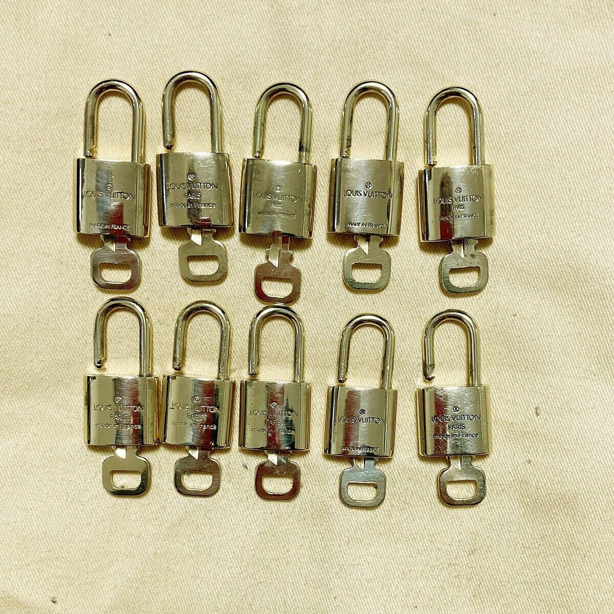 LOUIS VUITTON LV 10 SET PADLOCK KEY BAG CHARM CADENA GOLD PLATED FRANCE 39PDA068