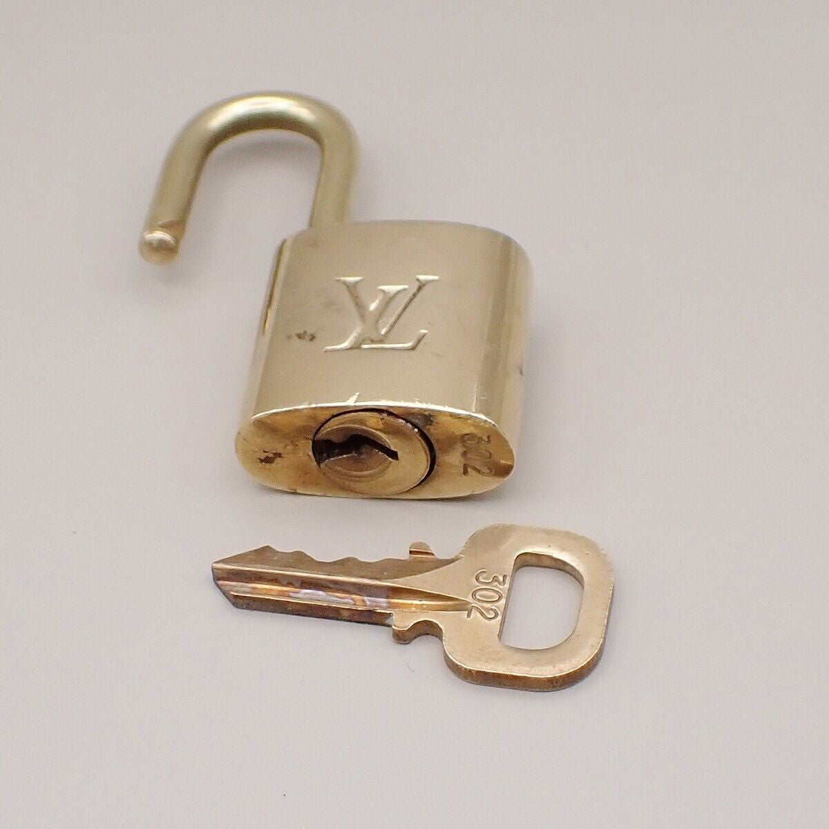 LOUIS VUITTON LV 10 SET PADLOCK CADENA KEY BAG CHARM GOLD PLATED FRANCE 37YE676