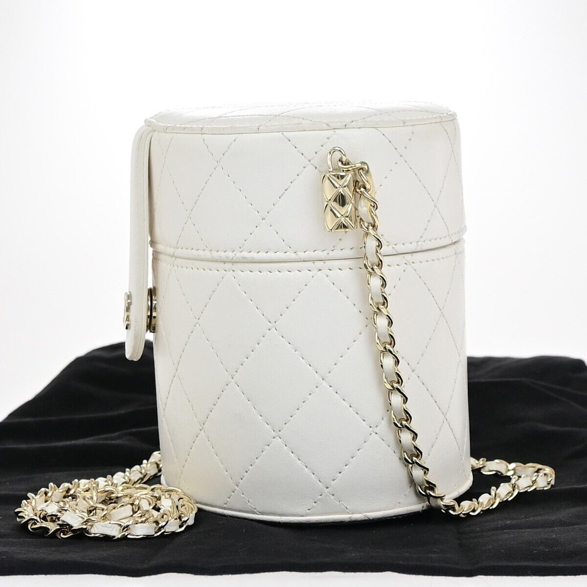 CHANEL CC Logo chain Shoulder Vanity Bag Matelasse Leather White GHW 645RF147
