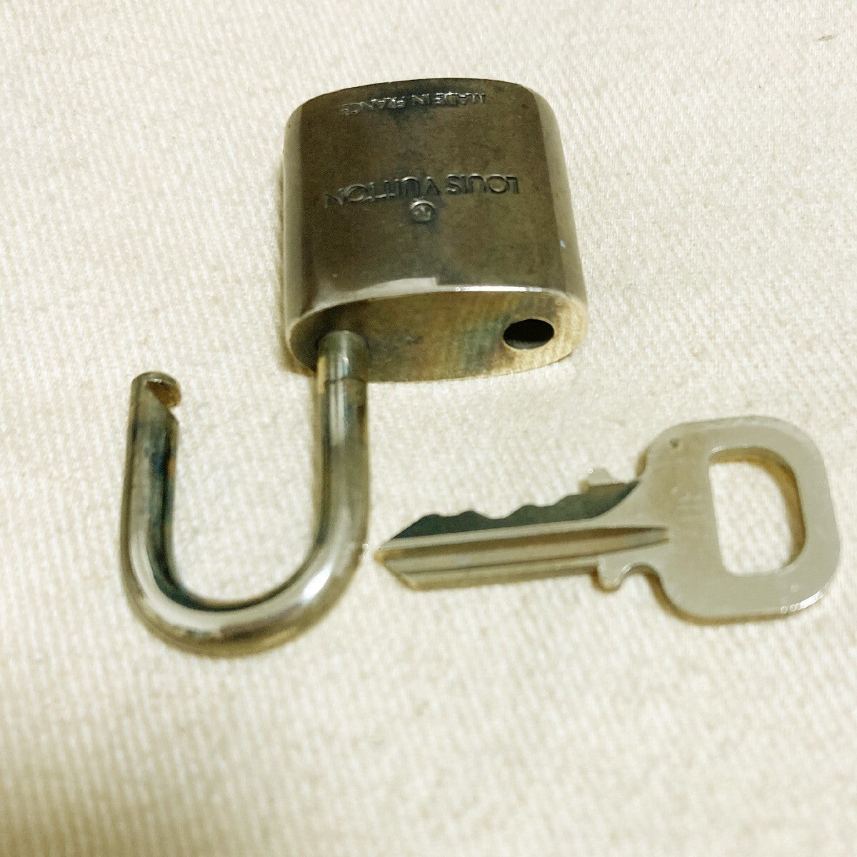 LOUIS VUITTON LV 10 SET PADLOCK KEY CHARM CADENA GOLD-PLATED FRANCE 39PDA172