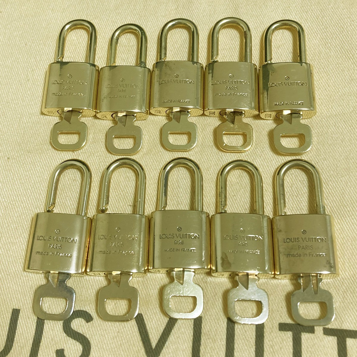 LOUIS VUITTON LV 10 SET PADLOCK KEY CHARM CADENA GOLD-PLATED FRANCE 37PDA281