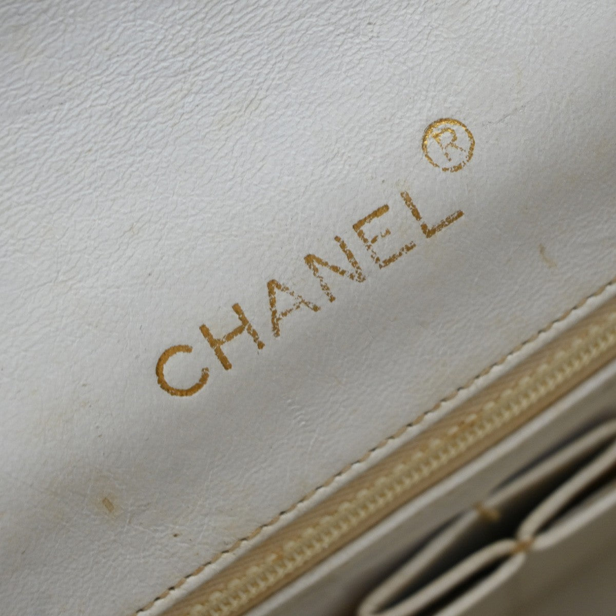 CHANEL CC Logo Wave Stitch Chain Shoulder Bag Leather White Vintage 49RF791