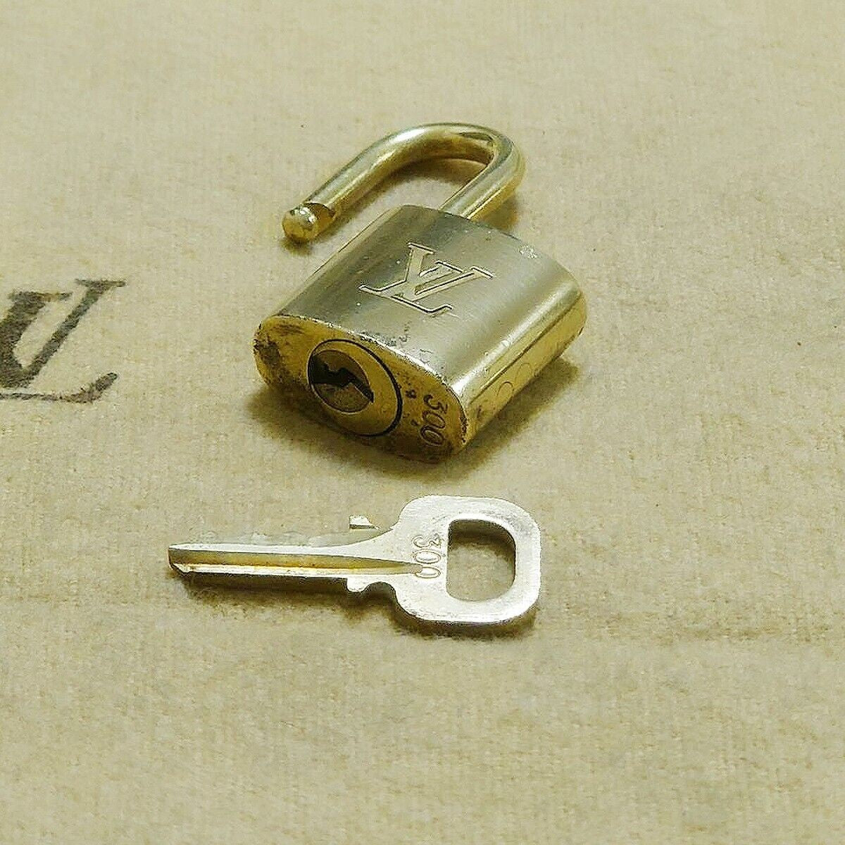 LOUIS VUITTON LV 10 SET PADLOCK KEY BAG CHARM CADENA GOLD PLATED FRANCE 37HA122