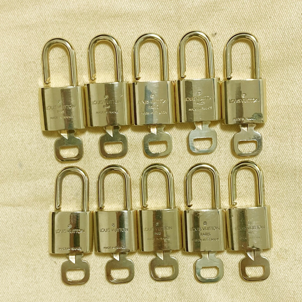 LOUIS VUITTON LV 10 SET PADLOCK KEY CHARM CADENA GOLD-PLATED FRANCE 37PDA193