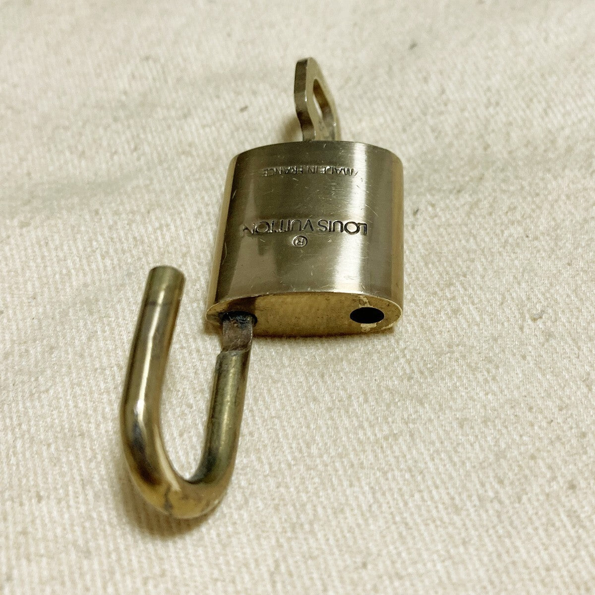 LOUIS VUITTON LV 10 SET PADLOCK KEY CHARM CADENA GOLD-PLATED FRANCE 65PDA177