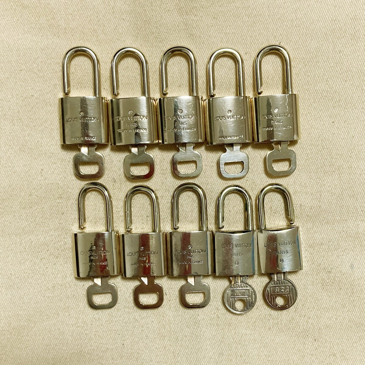 LOUIS VUITTON LV 10 SET PADLOCK KEY CHARM CADENA GOLD-PLATED FRANCE 62PDA176