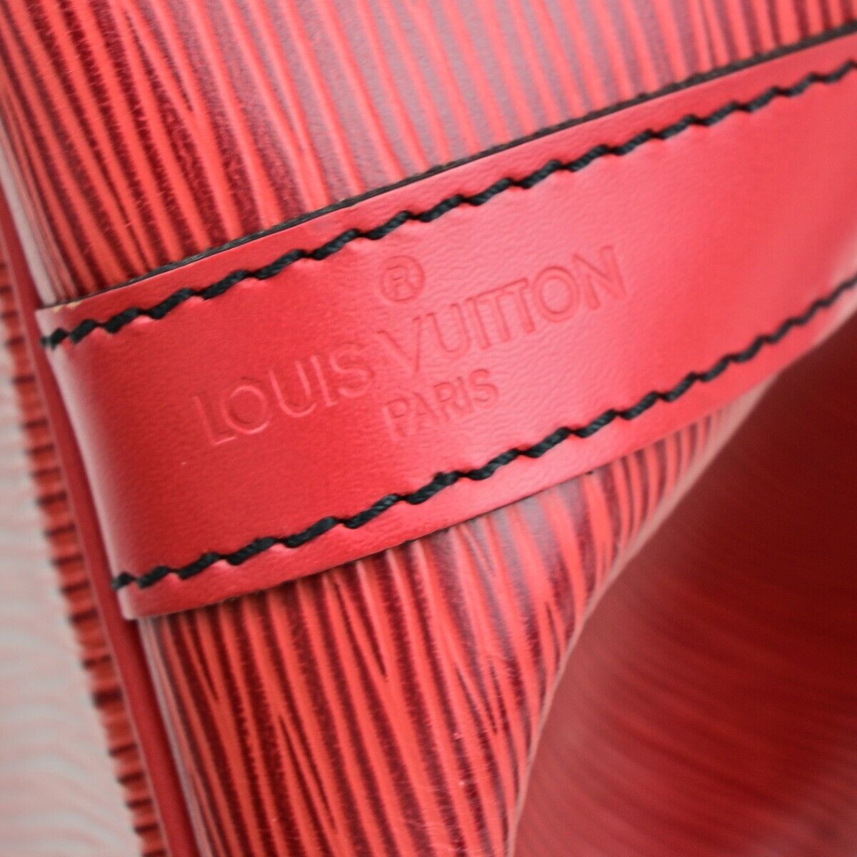 LOUIS VUITTON Petit Noe Drawstring Shoulder Bag Epi Leather Red M44107 87EB404