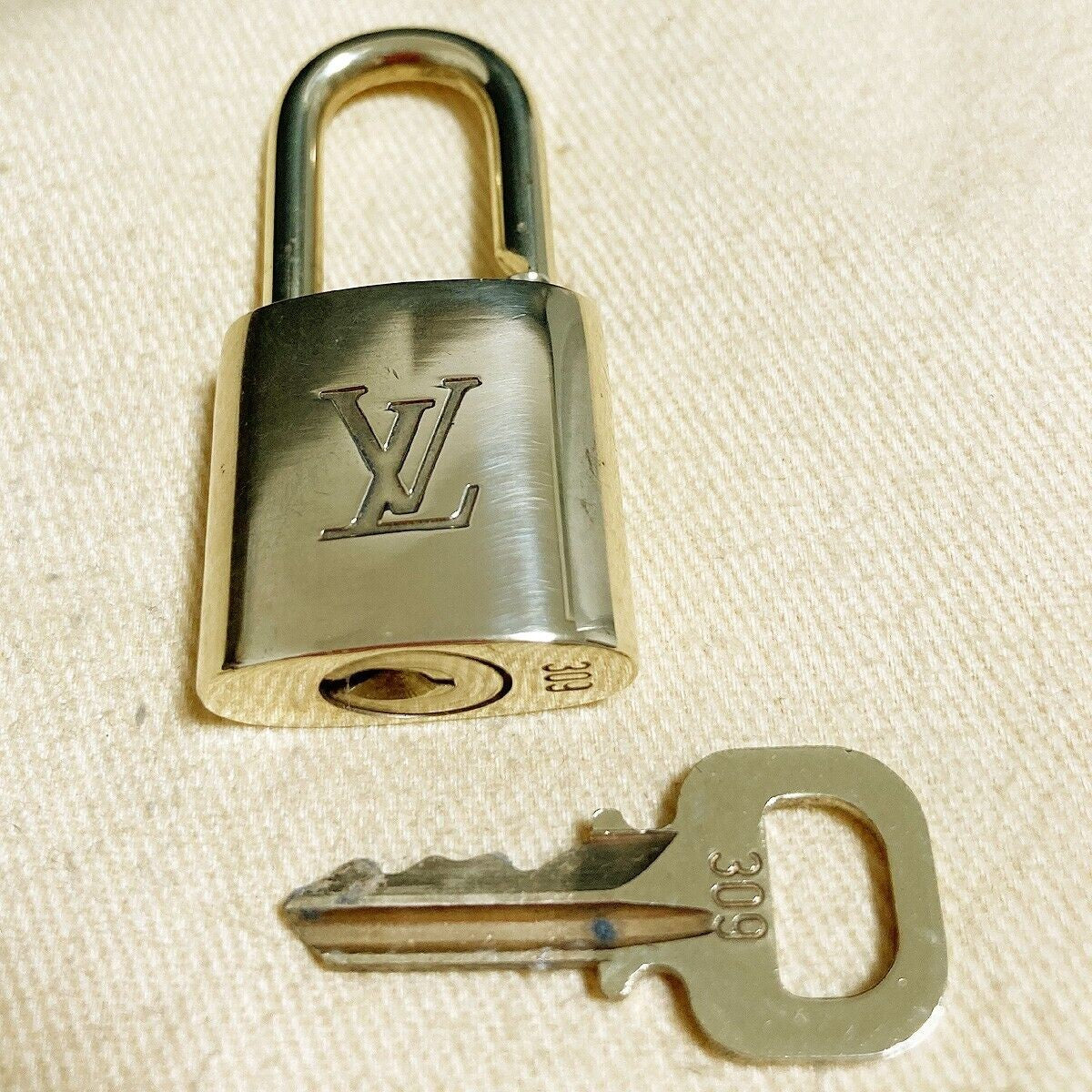 LOUIS VUITTON LV 10 SET PADLOCK KEY BAG CHARM CADENA GOLD PLATED FRANCE 80PDA088