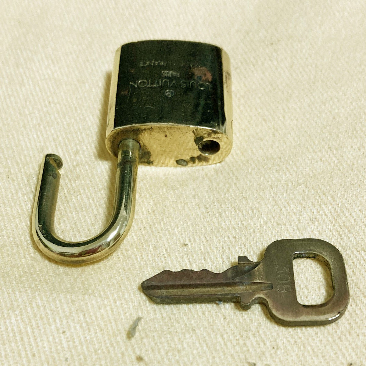 LOUIS VUITTON LV 10 SET PADLOCK KEY CHARM CADENA GOLD-PLATED FRANCE 30PDA298