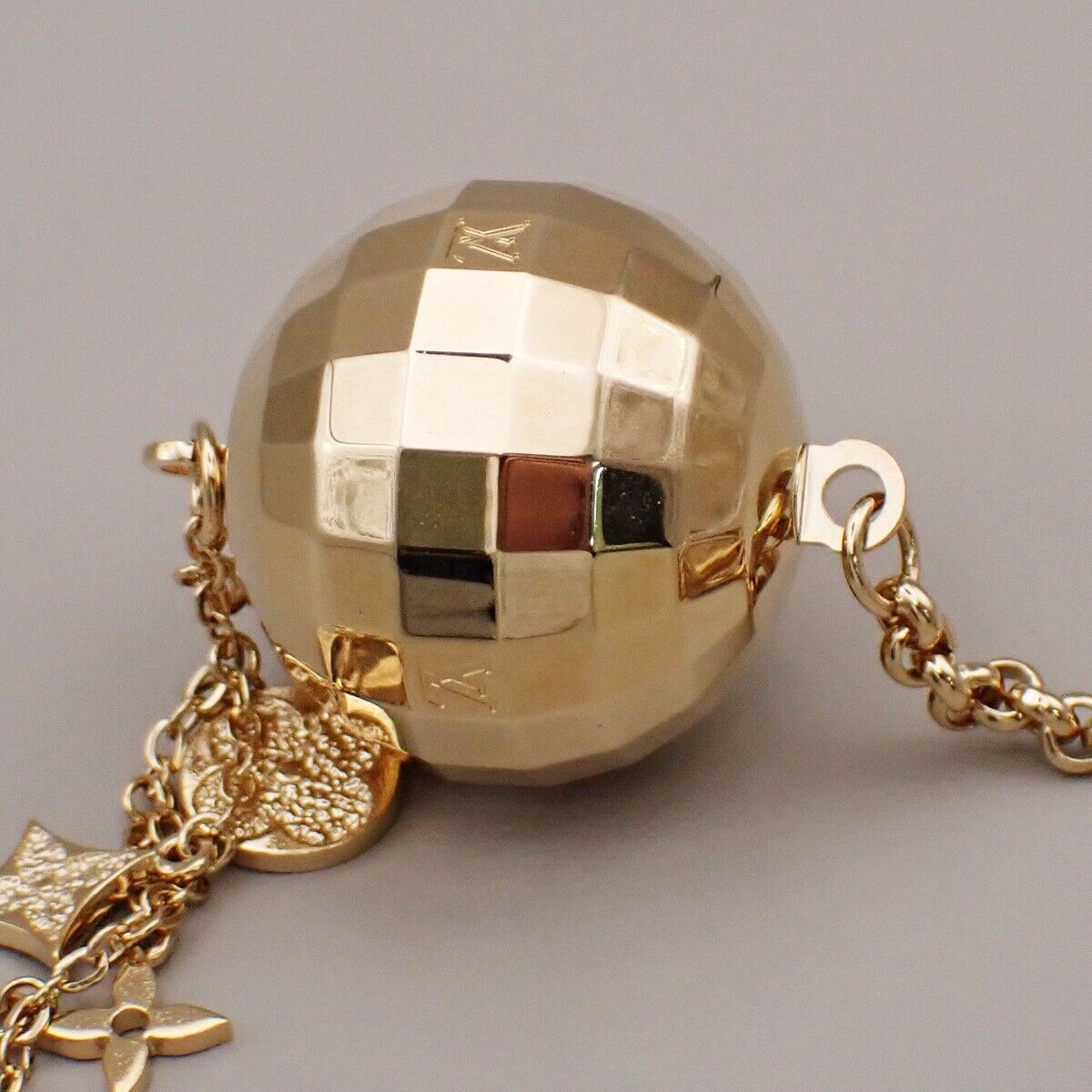 LOUIS VUITTON Porte Cles Glitter Mirror Ball Charm Key Ring GD M65379 64YG570