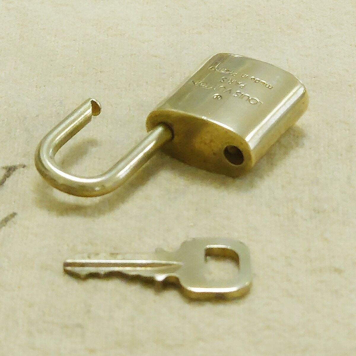 LOUIS VUITTON LV 10 SET PADLOCK KEY BAG CHARM CADENA GOLD PLATED FRANCE 65HA160