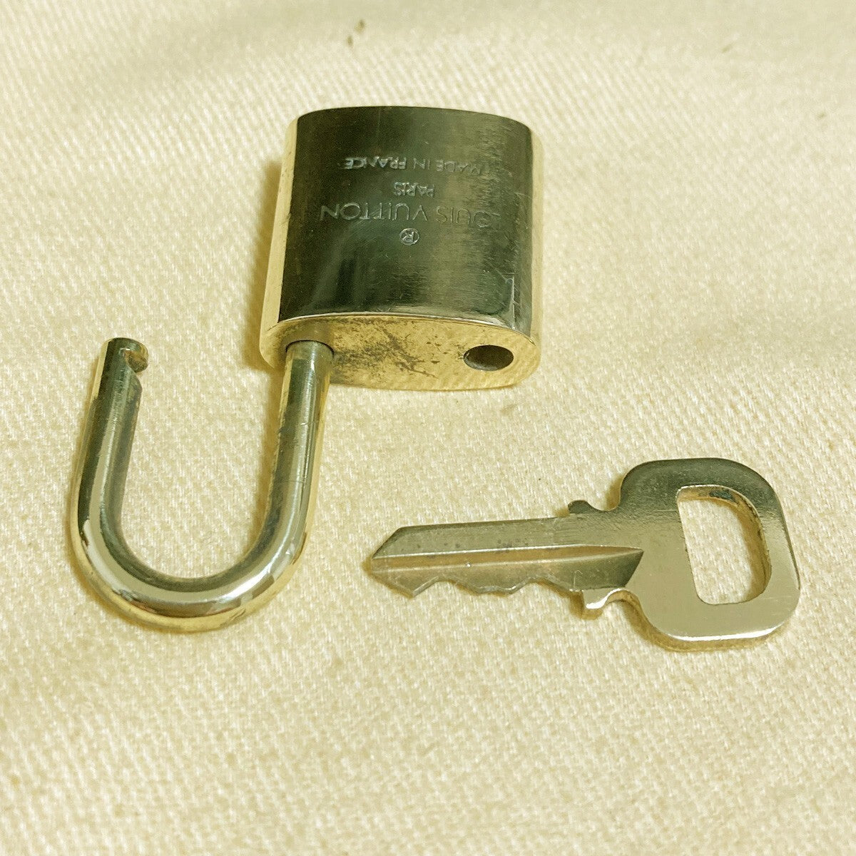 LOUIS VUITTON LV 10 SET PADLOCK KEY CHARM CADENA GOLD-PLATED FRANCE 33PDA237