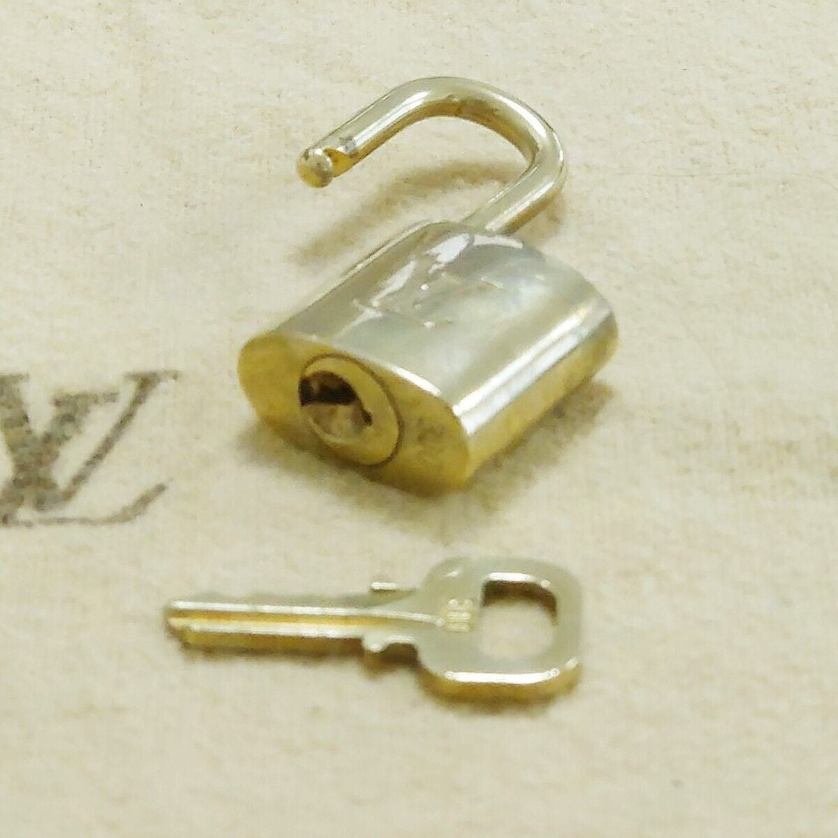 LOUIS VUITTON LV 10 SET PADLOCK KEY BAG CHARM CADENA GOLD PLATED FRANCE 37HA158