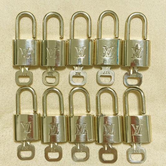 AUTHENTIC LOUIS VUITTON LV 10 SET PADLOCK KEY CHARM CADENA GOLD FRANCE 37PDA132