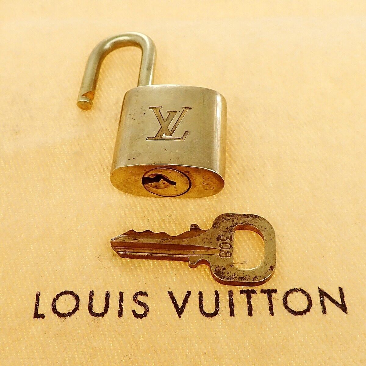 LOUIS VUITTON LV 10 SET PADLOCK KEY BAG CHARM CADENA GOLD PLATED FRANCE 33YE931