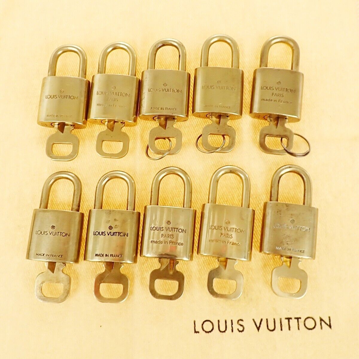 LOUIS VUITTON LV 10 SET PADLOCK KEY BAG CHARM CADENA GOLD PLATED FRANCE 62YE935