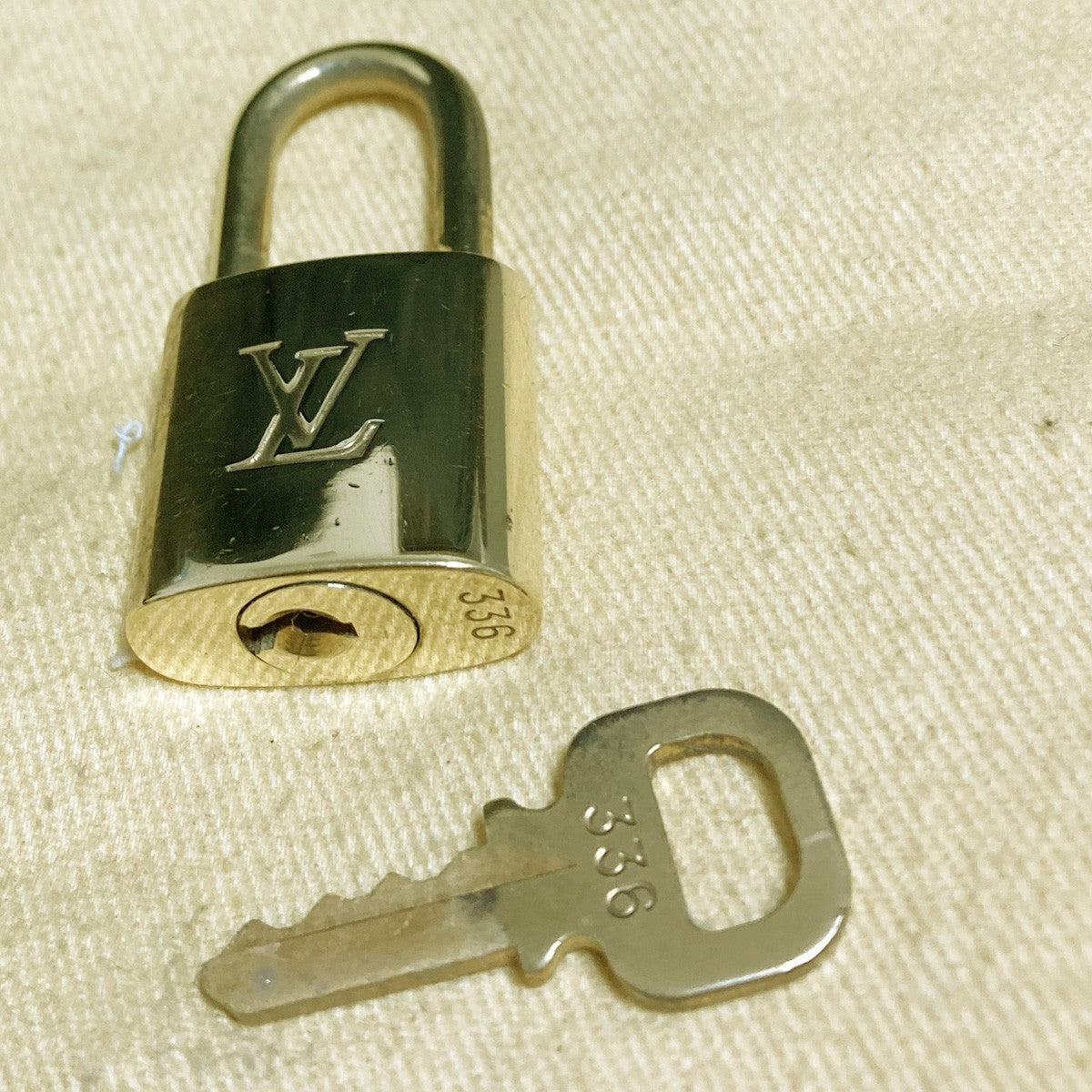 LOUIS VUITTON LV 10 SET PADLOCK KEY CHARM CADENA GOLD-PLATED FRANCE 35PDA248