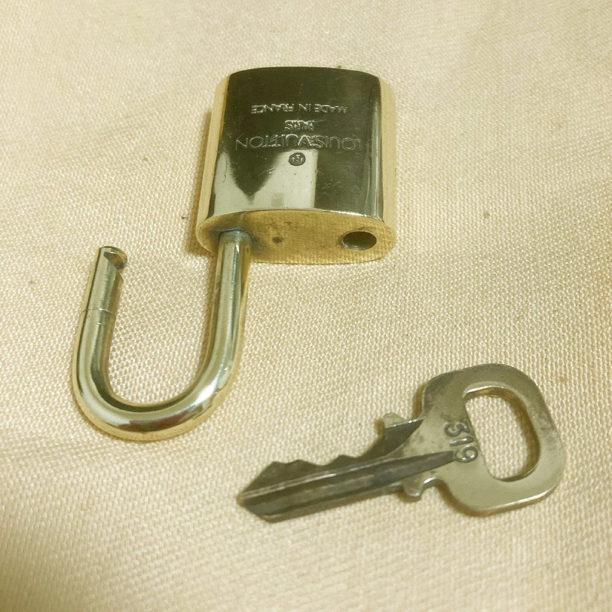 LOUIS VUITTON LV 10 SET PADLOCK KEY CHARM CADENA GOLD-PLATED FRANCE 31PDA315