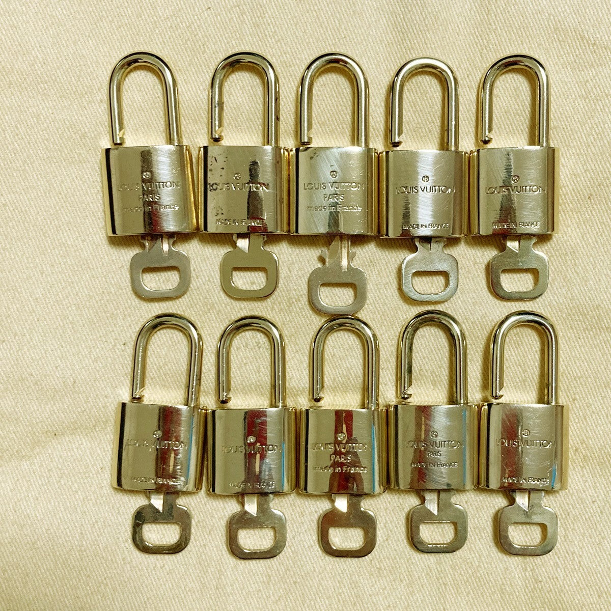 LOUIS VUITTON LV 10 SET PADLOCK KEY CHARM CADENA GOLD-PLATED FRANCE 37PDA149