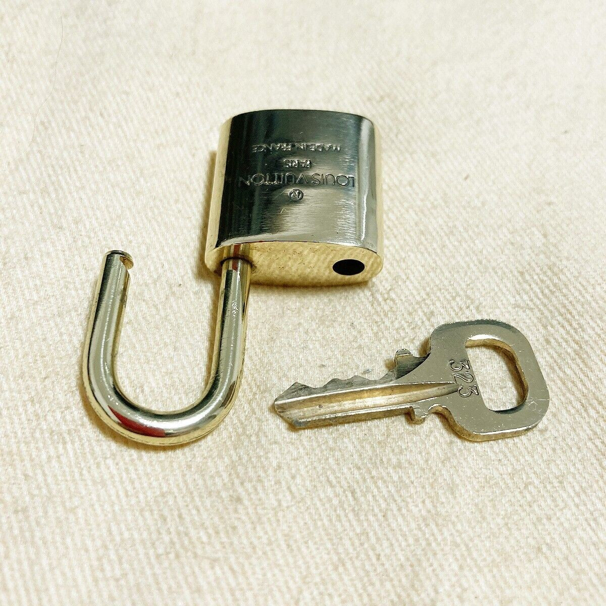 LOUIS VUITTON LV 10 SET PADLOCK KEY BAG CHARM CADENA GOLD PLATED FRANCE 37PDA089
