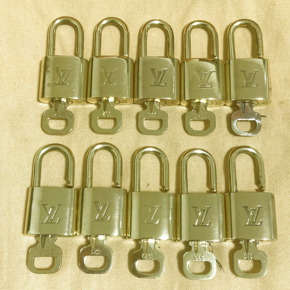 LOUIS VUITTON LV 10 SET PADLOCK KEY CHARM CADENA GOLD-PLATED FRANCE 02PDA318