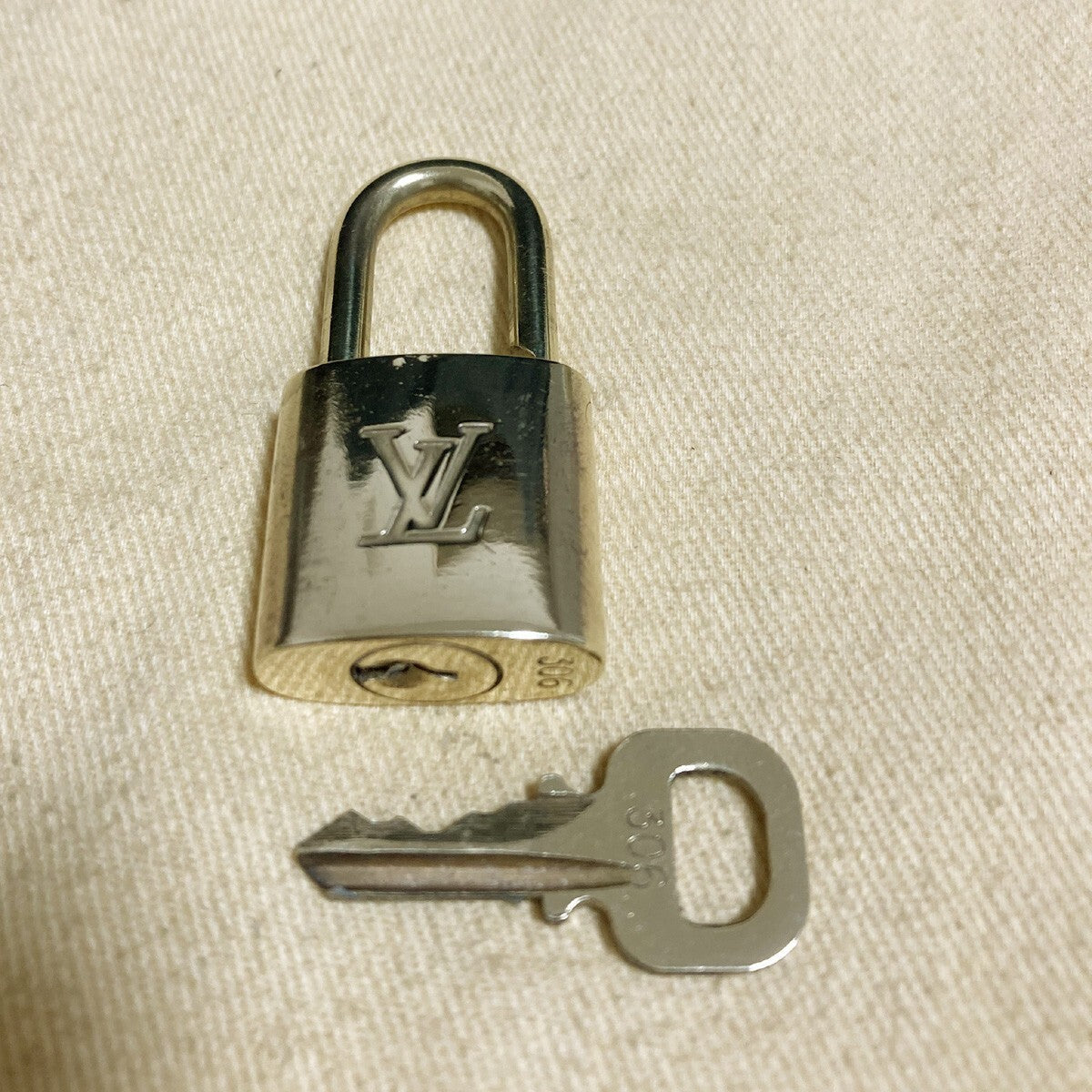 LOUIS VUITTON LV 10 SET PADLOCK KEY CHARM CADENA GOLD-PLATED FRANCE 33PDA173