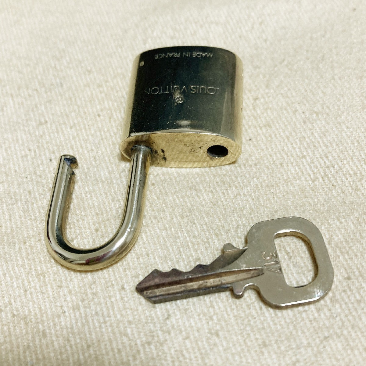 LOUIS VUITTON LV 10 SET PADLOCK KEY CHARM CADENA GOLD-PLATED FRANCE 65PDA270