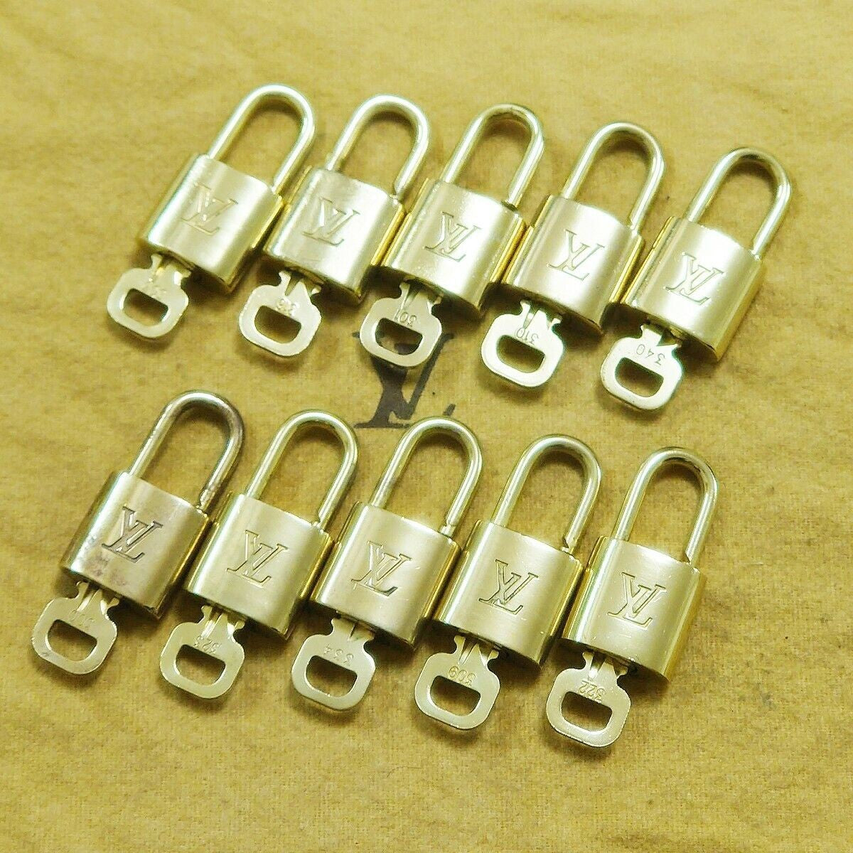 LOUIS VUITTON LV 10 SET PADLOCK KEY BAG CHARM CADENA GOLD PLATED FRANCE 33HA074