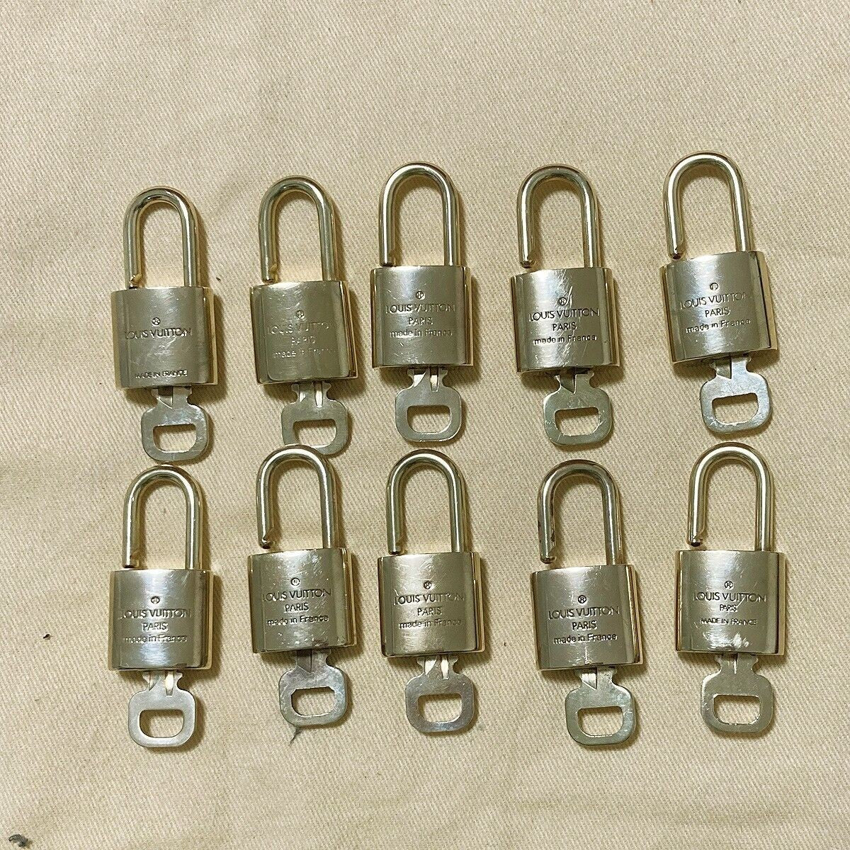 LOUIS VUITTON LV 10 SET PADLOCK KEY BAG CHARM CADENA GOLD PLATED FRANCE 35PDA011
