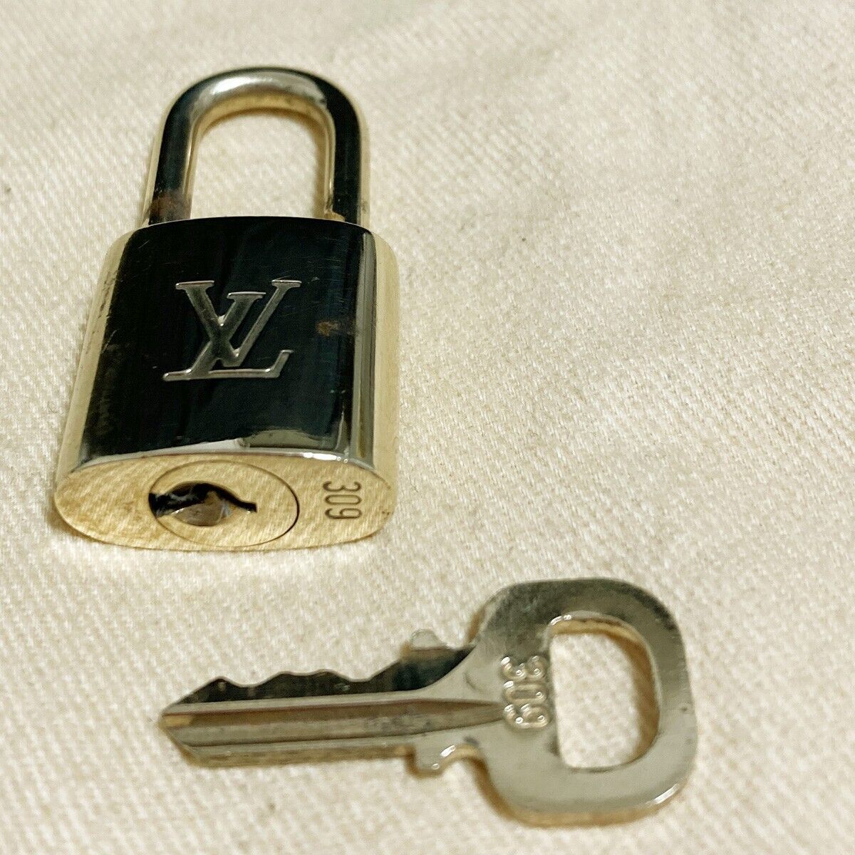 LOUIS VUITTON LV 10 SET PADLOCK KEY CHARM CADENA GOLD-PLATED FRANCE 39PDA162