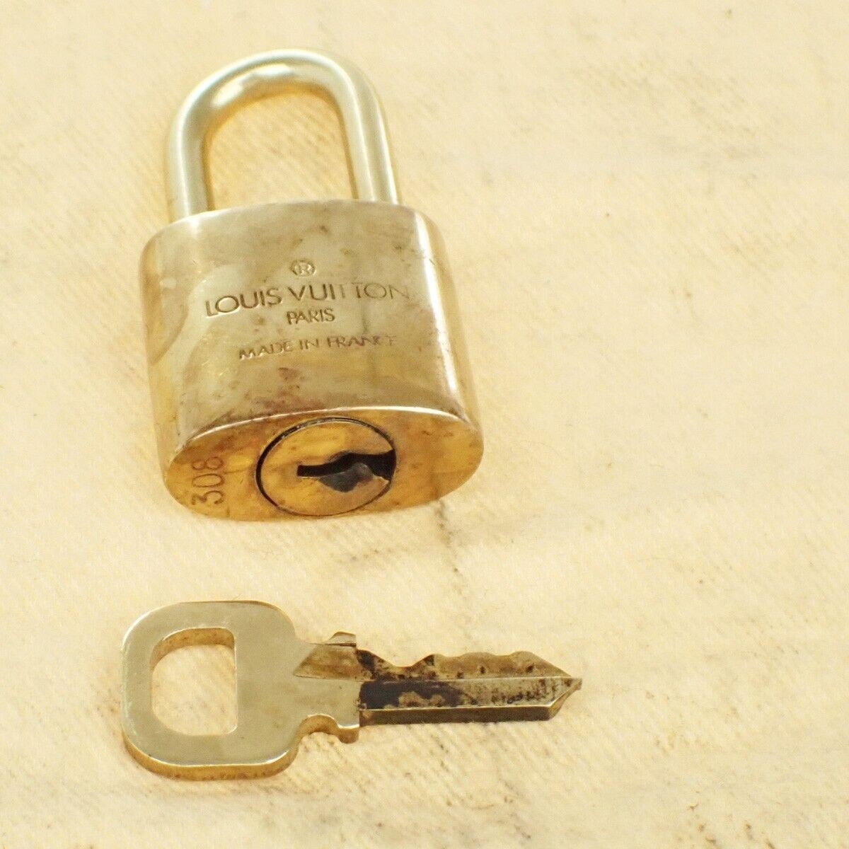 LOUIS VUITTON LV 10 SET PADLOCK KEY BAG CHARM CADENA GOLD PLATED FRANCE 39EB423