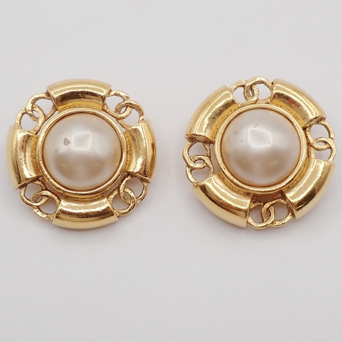 CHANEL CC Imitation Pearl Round Button Earrings Clip-On 93A GHW Vintage 30RF855