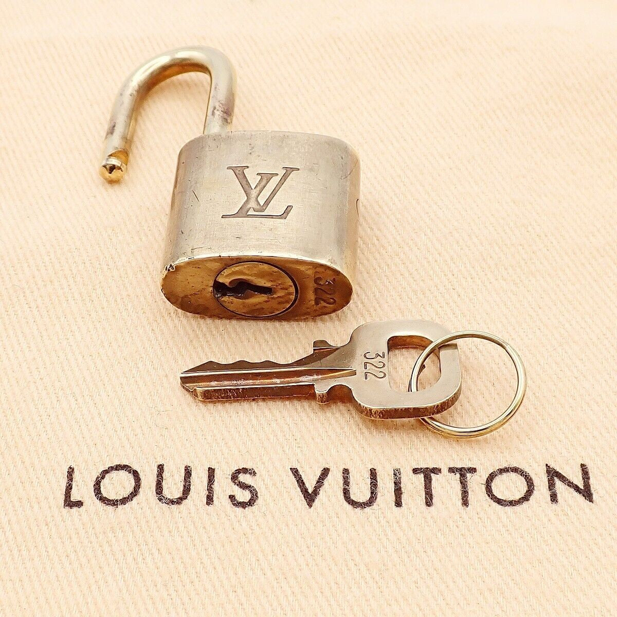 LOUIS VUITTON LV 10 Set Padlock cadena Key Bag Charm Gold Plated France 37YE759