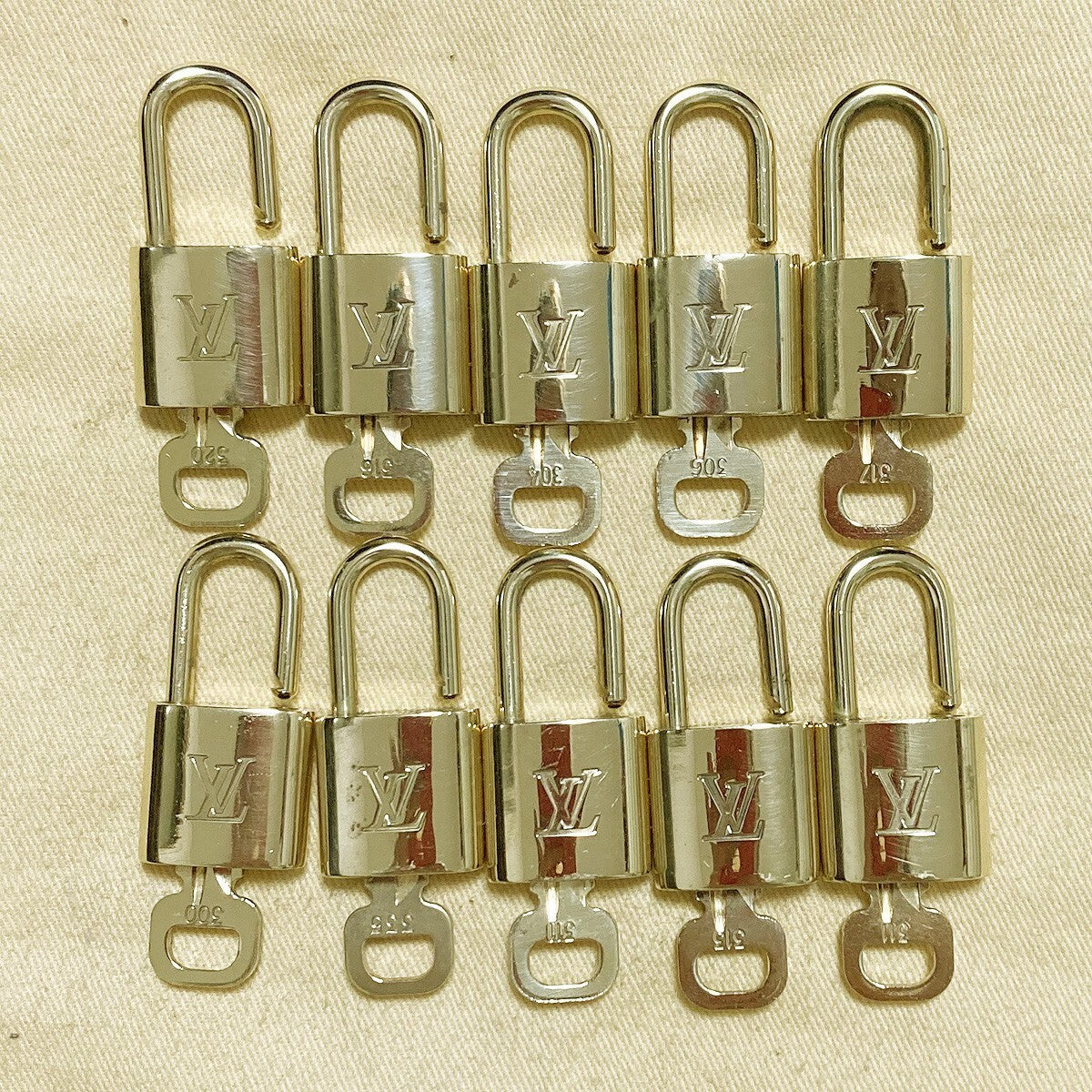 LOUIS VUITTON LV 10 SET PADLOCK KEY CHARM CADENA GOLD-PLATED FRANCE 31PDA180